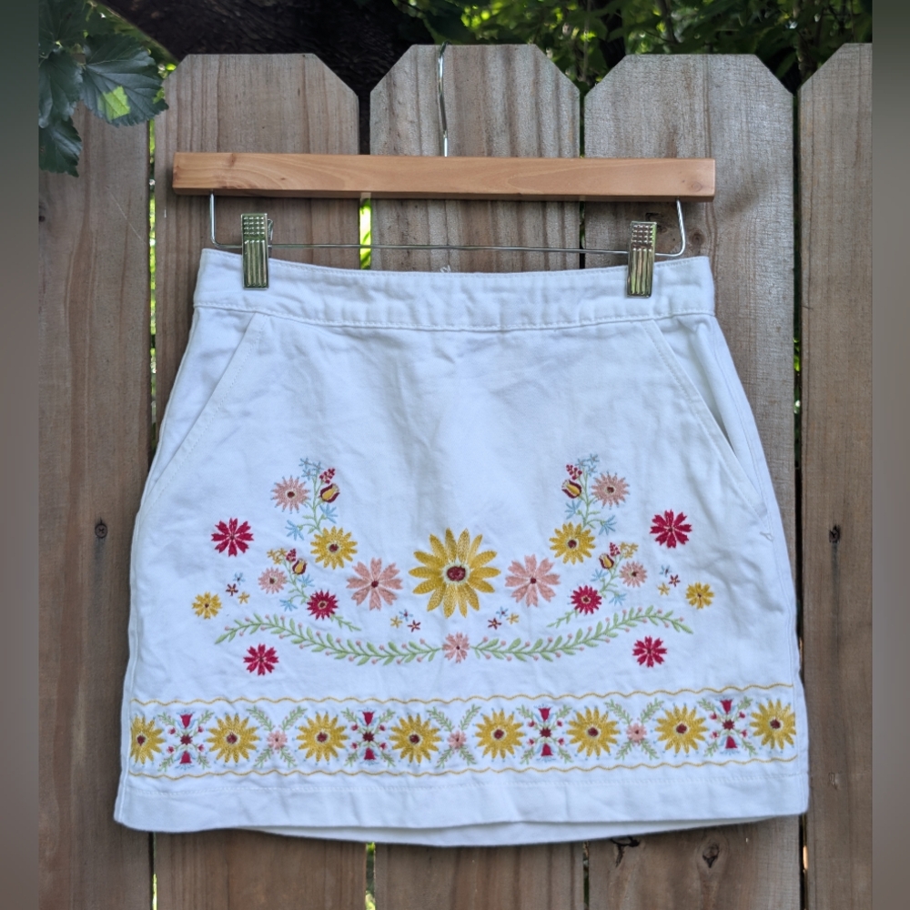 Forever 21 white denim floral embroidered mini skirt